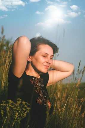 蓝天阳光户外野草丛美女摄影图片